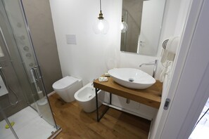 Doppia luna di miele, idromassaggio, vista cortile | Bagno | Doccia, soffione a pioggia, set di cortesia gratuito, asciugacapelli