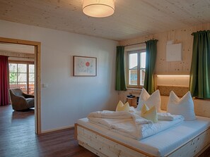 1 bedroom, in-room safe, desk, travel cot