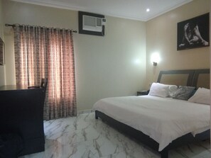 Minibar, bureau, espace de travail pour ordinateur portable