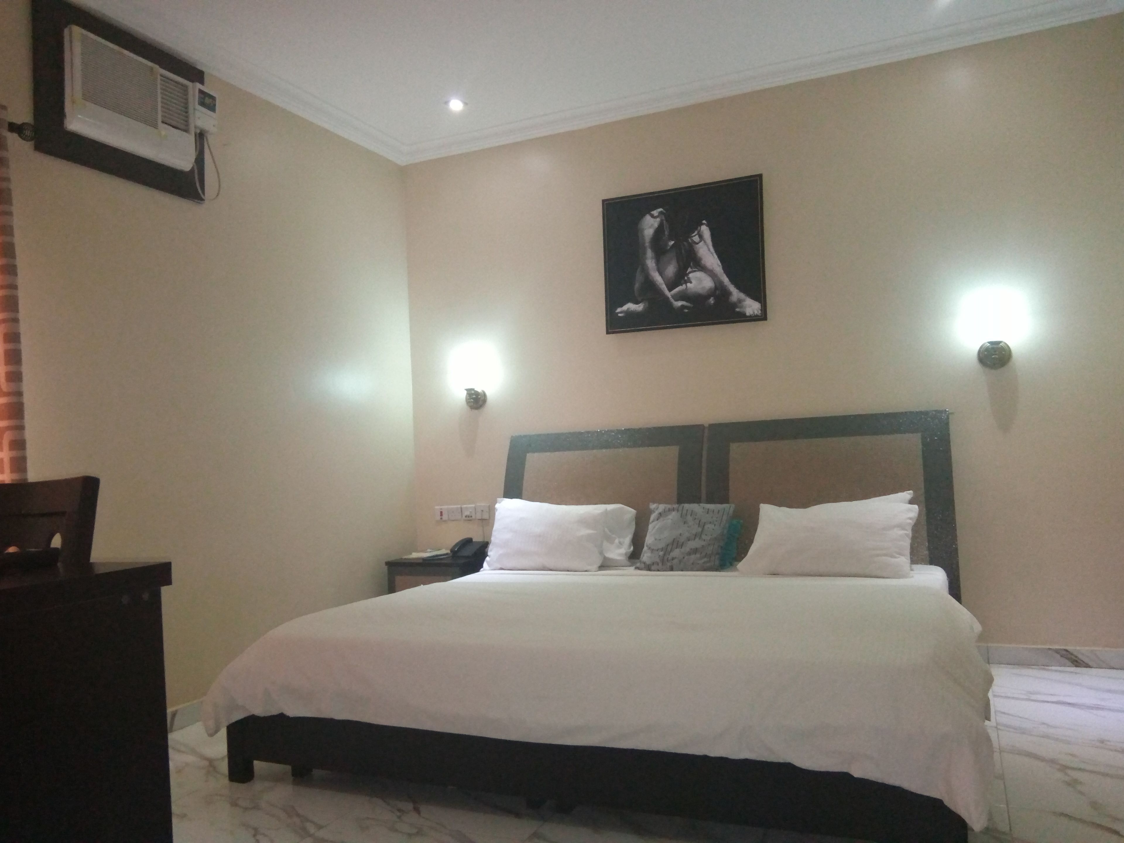Minibar, escritorio, espacio para trabajar con laptop y wifi gratis 