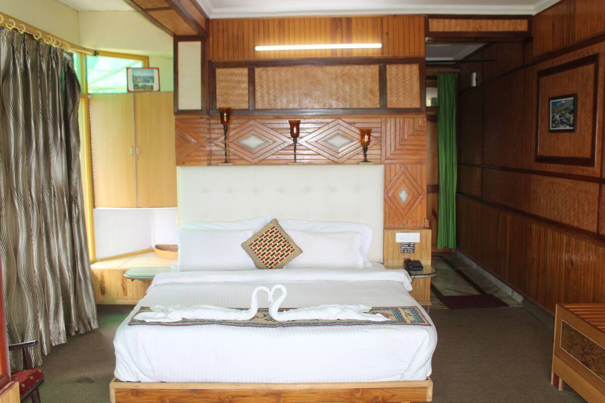 Deluxe family room | Blackout drapes, rollaway beds (surcharge), bed sheets