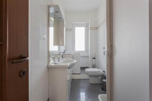 Een douche, een bidet, handdoeken