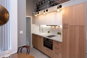 Deluxe Apartment, Multiple Beds, Non Smoking | Private kitchenette | Fridge, stovetop, coffee/tea maker, electric kettle