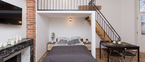 Tabla de planchar con plancha, wifi gratis y ropa de cama