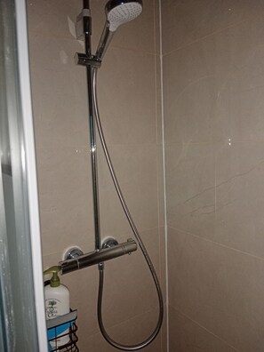 Shower, free toiletries, hair dryer, towels - La Grange 41 (Vouzon)