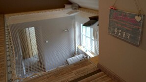 A room with a small window, a white ceiling, and a sign on the wall. - Bela Horse Farm - Suite 4 (Altenkirchen)