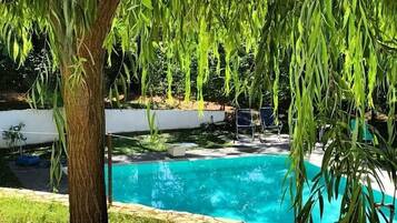 Piscina stagionale all'aperto, ombrelloni da piscina, lettini