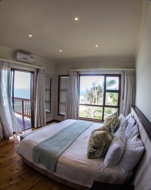 Laptop workspace, blackout drapes, iron/ironing board, bed sheets - Golden Beach Village (Ponta d'Ouro)