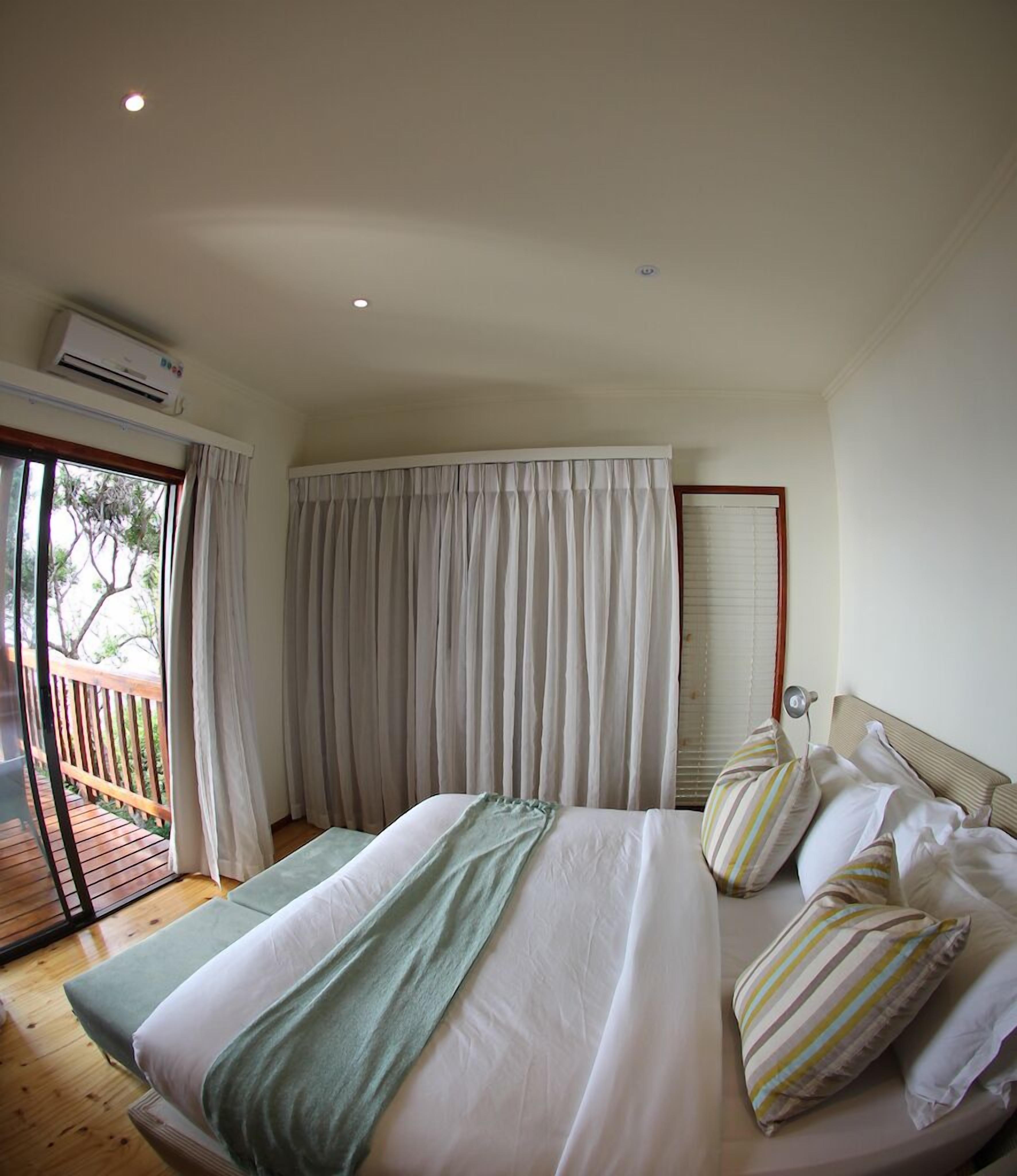 Espacio para trabajar con laptop y cortinas blackout 