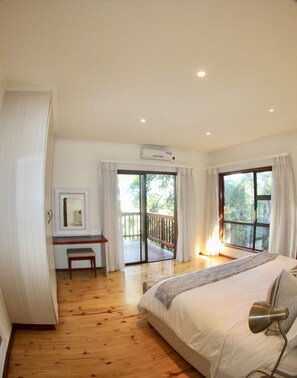 Laptop workspace, blackout drapes, iron/ironing board, bed sheets - Golden Beach Village (Ponta d'Ouro)