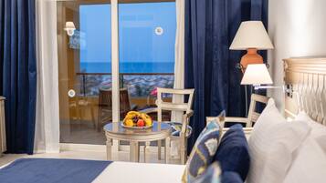 Minibar, Zimmersafe, Schreibtisch, VerdunkelungsvorhÀnge