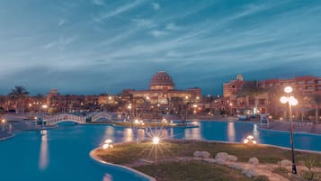 5 albercas al aire libre, sombrillas en la alberca y camastros