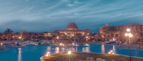 5 piscine all'aperto, ombrelloni da piscina, lettini