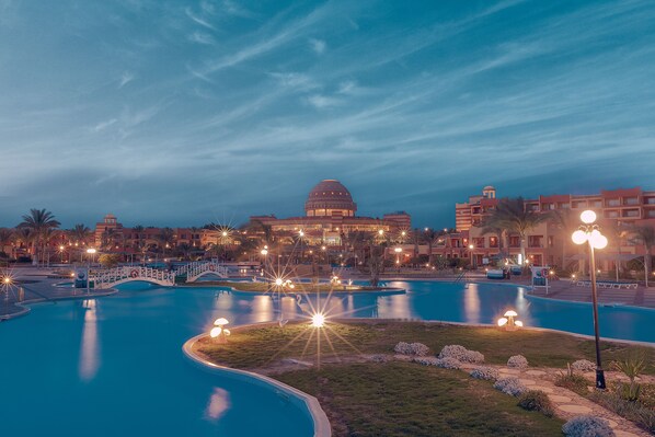 5 室外游泳池,06:00 至 18:00 开放,池畔遮阳伞,日光浴躺椅