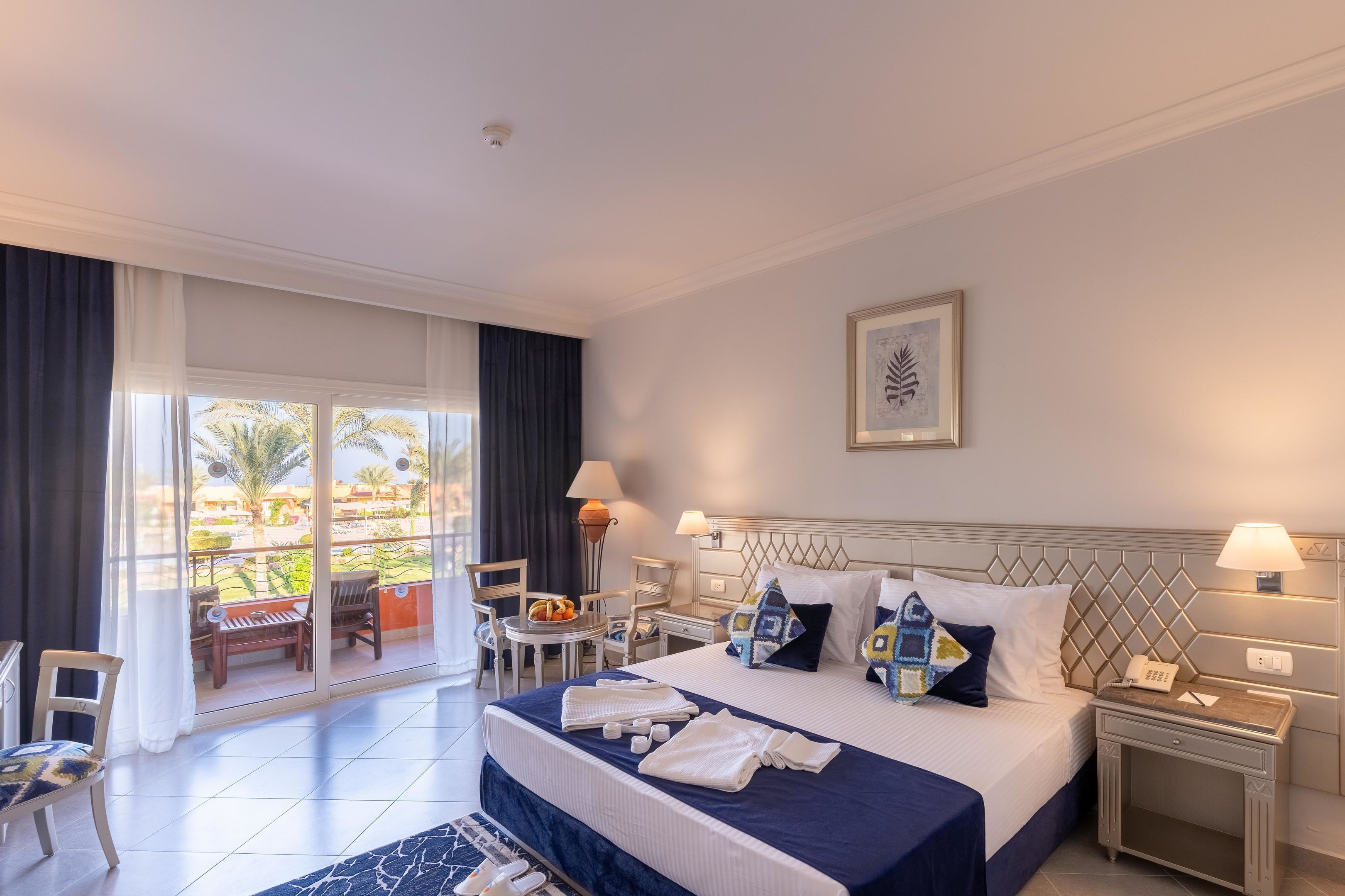 Een minibar, een kluis op de kamer, een bureau, verduisterende gordijnen