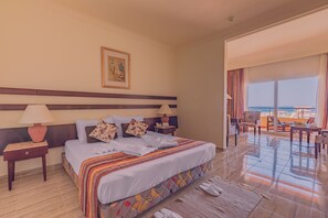 Camera familiare, vista mare | Minibar, una cassaforte in camera, una scrivania, tende oscuranti