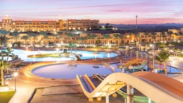 5 albercas al aire libre, sombrillas en la alberca y camastros