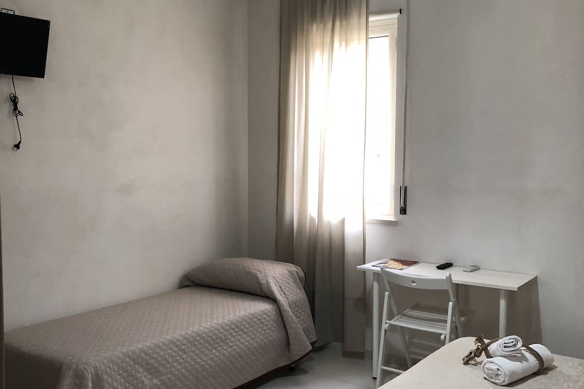 Tripla Basic | 1 camera, copriletto in piuma, con arredamento individuale
