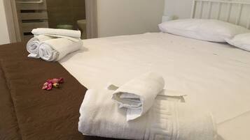 Suite Comfort, 1 letto queen con divano letto, non fumatori, bagno privato | 1 camera, copriletto in piuma, una scrivania, tende oscuranti