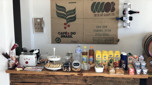 Un bufé de desayuno con diversos alimentos y bebidas.