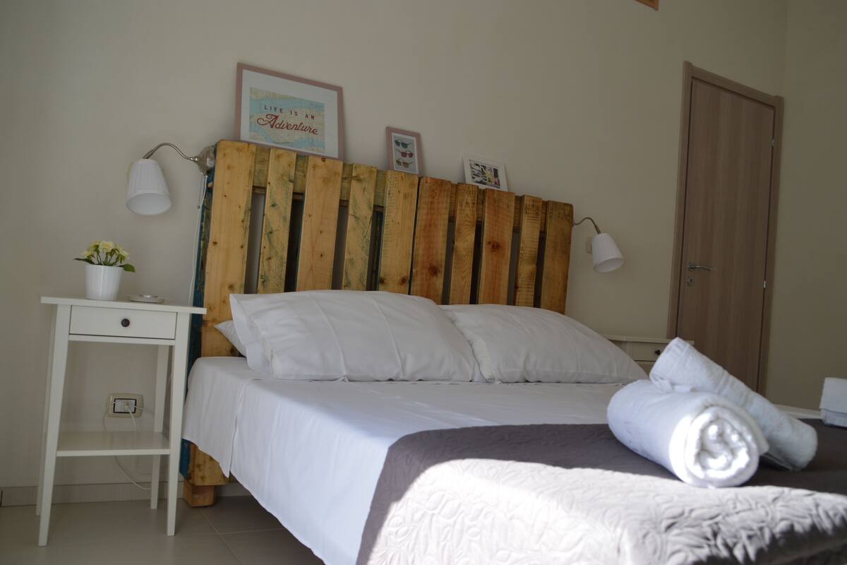 Doppia Deluxe, 1 letto queen, non fumatori | 1 camera, copriletto in piuma, con arredamento individuale