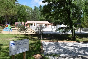 Zona de juegos infantil al aire libre