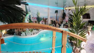 Innenpool, geöffnet von 09:00 Uhr bis 21:00 Uhr, Liegestühle