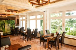 Breakfast, lunch, dinner served; local cuisine, alfresco dining - Waldgasthaus am Schwarzenbruch (Allenbach)