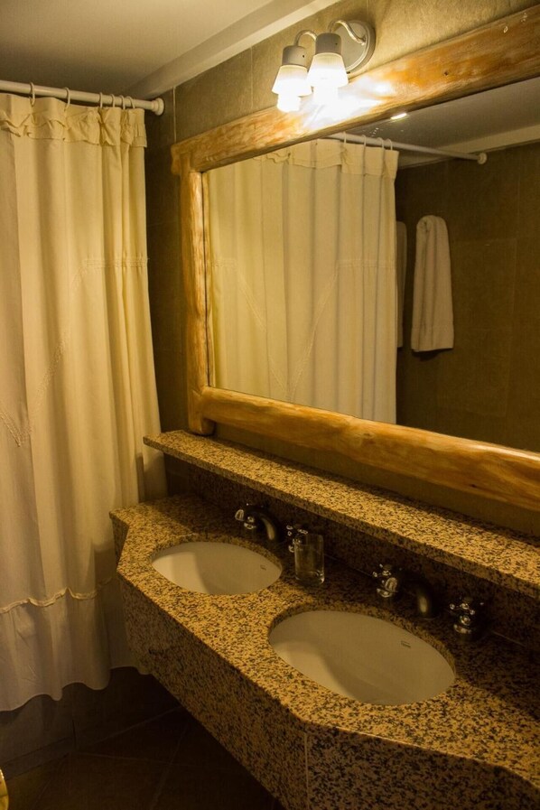 A bathroom with two sinks, a mirror, and a shower curtain. - Carilo Palace Apart & Spa (Carilo)