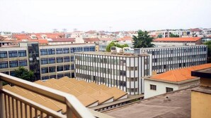 Un immeuble à étages doté d’une architecture moderne, caractérisé par un mélange de façades en verre et en béton.