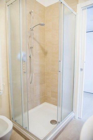 Bathroom shower - Loreto 5 (Milan)