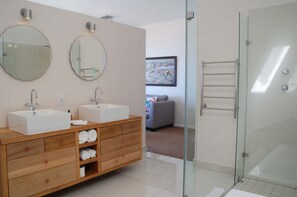 Luxury Room (Sea Breeze) | Bathroom | Free toiletries, hair dryer, bathrobes, slippers - Dune Beach House (Wilderness)