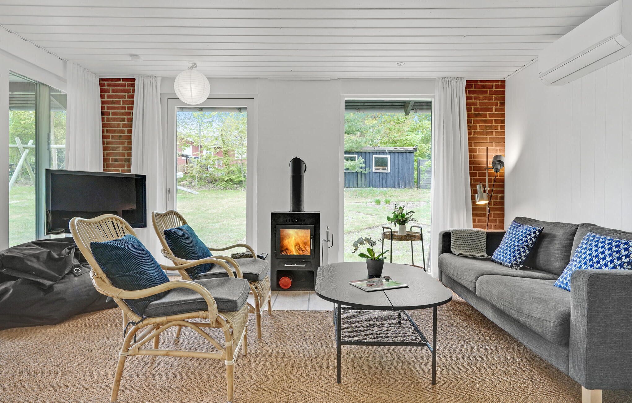 Televisie en een open haard