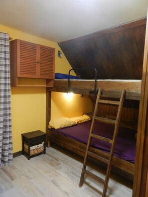 5 bedrooms, free cots/infant beds, free WiFi