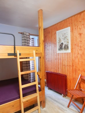 Chambre Quadruple, salle de bains privée | 5 chambres, lits bébé (gratuits), Wi-Fi gratuit