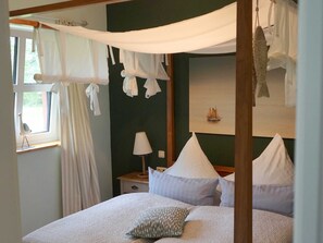 2 bedrooms, travel crib, WiFi, bed sheets