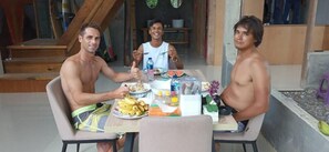 Ze serveren er lunch en diner 