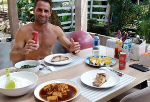 Ze serveren er lunch en diner 