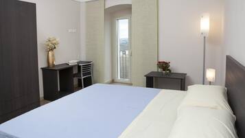 Una scrivania, Wi-Fi gratuito, accesso in sedia a rotelle