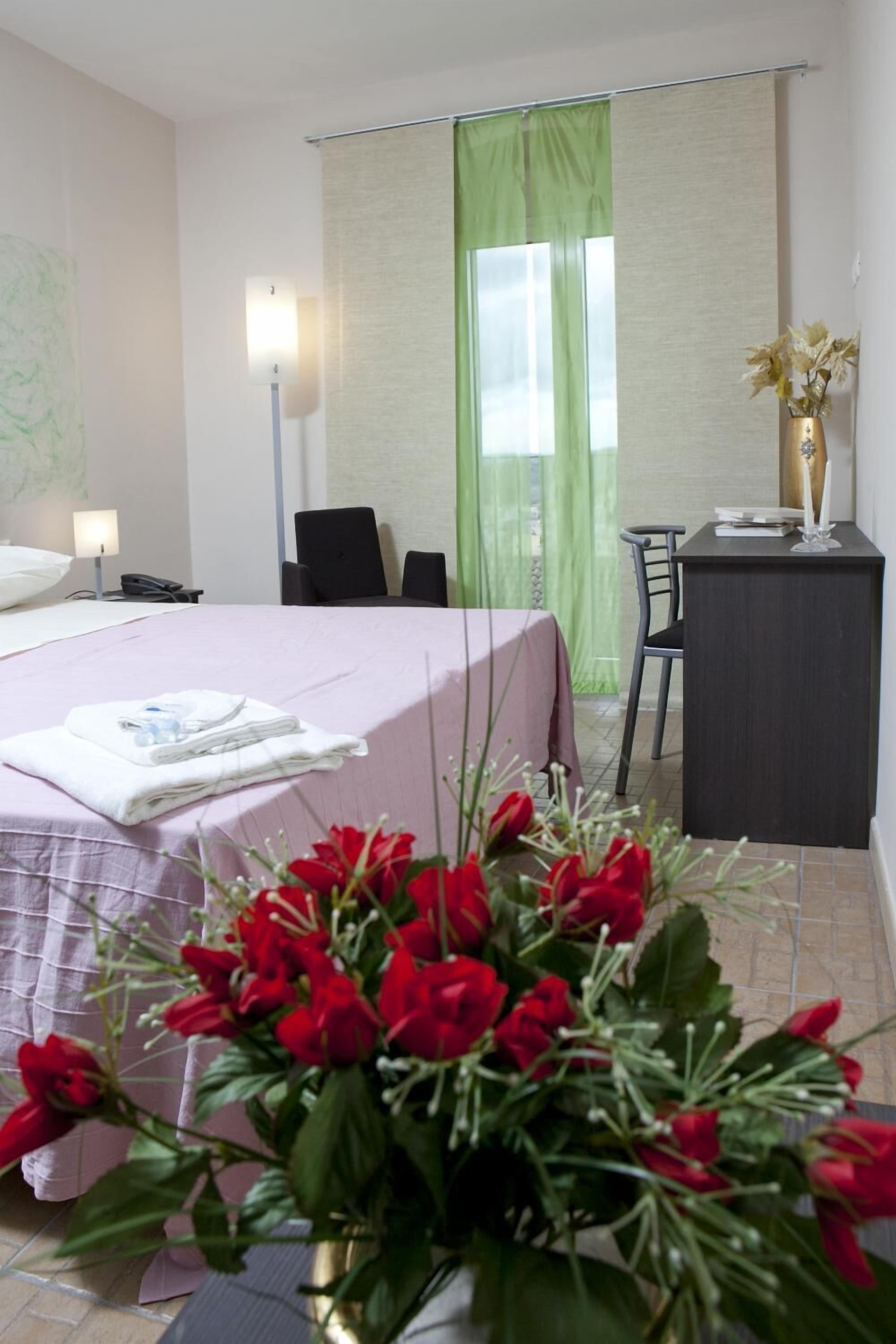 デスク、WiFi (無料)、車椅子でアクセスできる設備