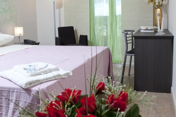 Escritorio, wifi gratis y acceso para silla de ruedas