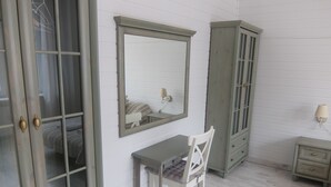 Une pièce comprenant un bureau, une chaise et une armoire.