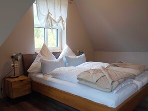 2 bedrooms, travel cot, WiFi, bed sheets