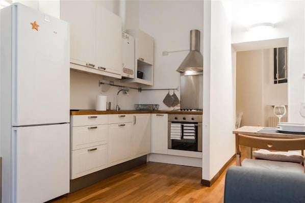 Apartment, 1 Bedroom | Private kitchen | Full-size fridge, oven, stovetop, coffee/tea maker