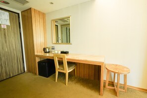 Laptop workspace, blackout drapes, soundproofing, free WiFi