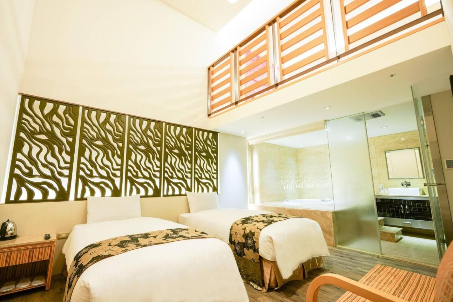 Arbetsyta för laptop, mörkläggningsgardiner och ljudisolering