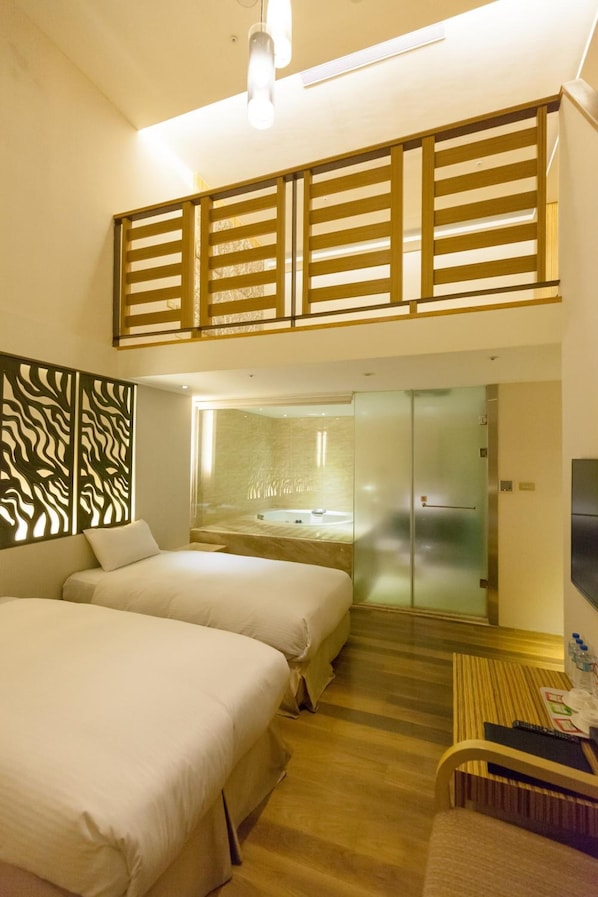 Espacio para trabajar con laptop y cortinas blackout