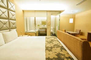 Double Room, 1 Queen Bed, Accessible | Laptop workspace, blackout drapes, soundproofing, free WiFi