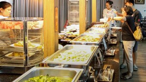 A buffet with various food options and people serving themselves. - Yoai Jing Shang Hotel (Kaohsiung)