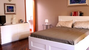Vierpersoonskamer, uitzicht op tuin | Gratis babybedden, gratis wifi